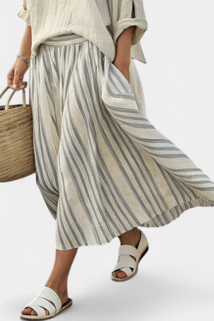 Casual Daisy Kombinacija z Oversize Bluzo in Črtastim Midi Krilom iz Linskega Bambusa za Eleganten in Udoben Videza