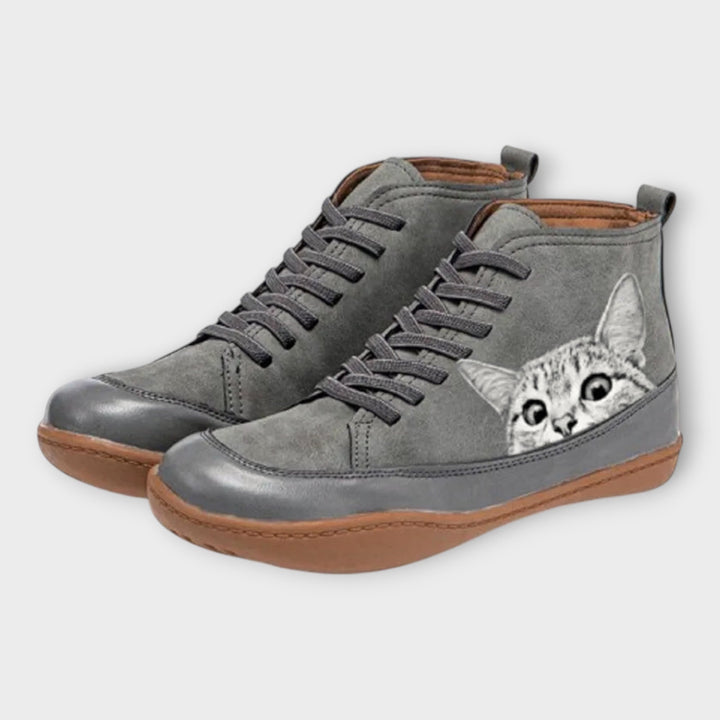 Chic Sneakers with Subtle Design