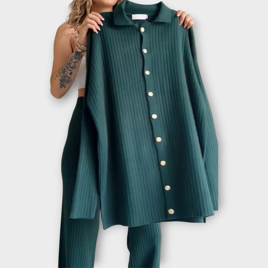 Set z rebrastimi detajli in elegantno silhueto