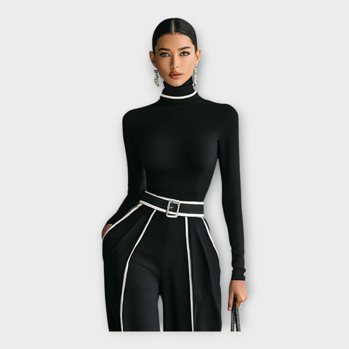 Elegantna enodelna obleka z minimalističnim dizajnom