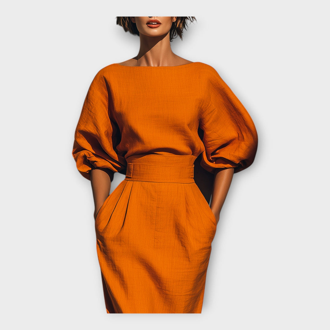 Elegantni plašč z dovršenim dizajnom in minimalistično estetiko