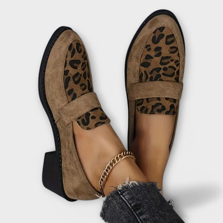 Elegantni ženski čevlji z leopardjim motivom