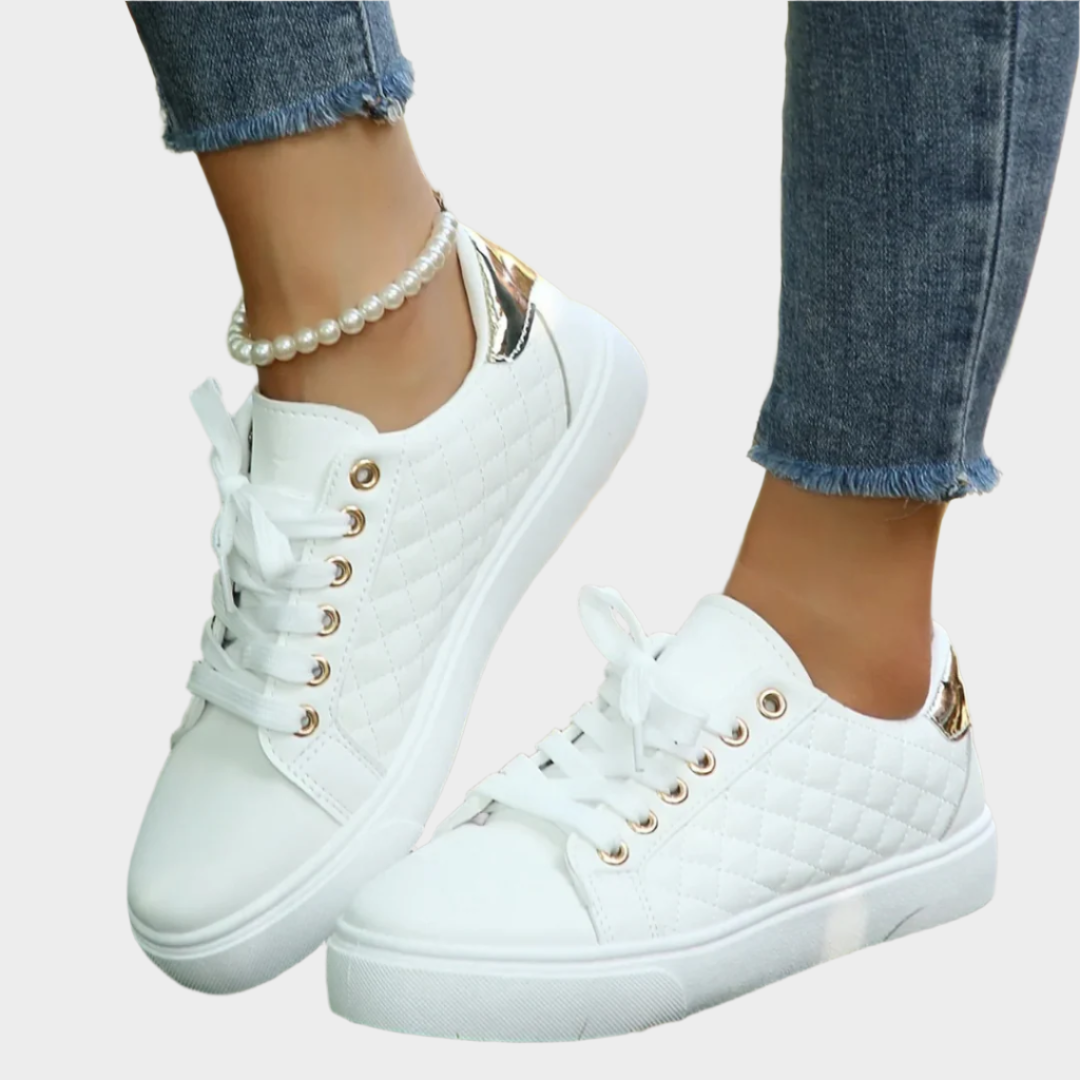 Moderne športne čevlje z detajli in quilted teksturo