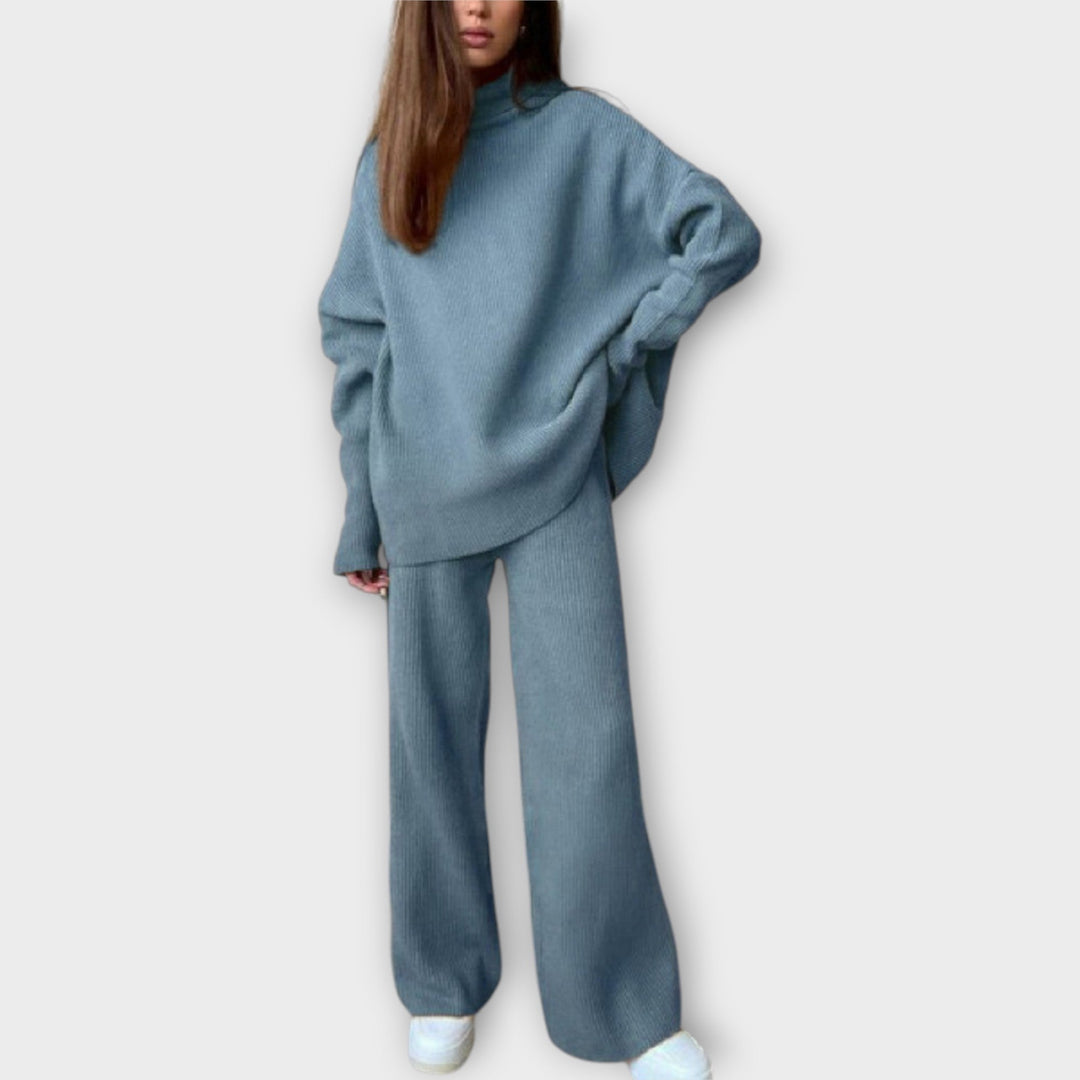 Pleteni set z ohlapno silhueto in minimalističnim dizajnom