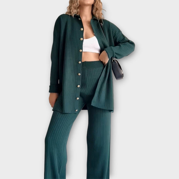 Set z rebrastimi detajli in elegantno silhueto