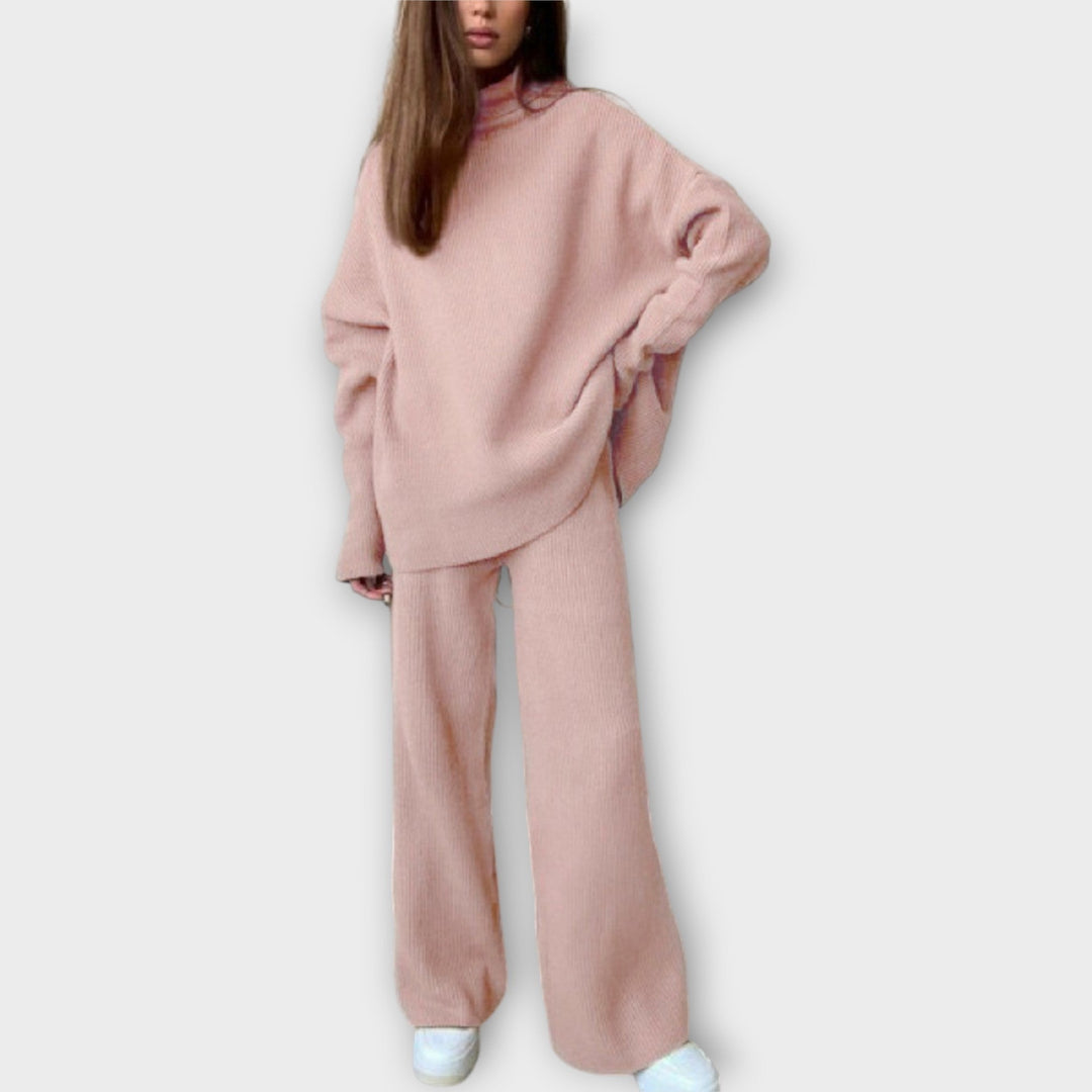 Pleteni set z ohlapno silhueto in minimalističnim dizajnom