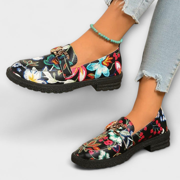 Orla – Barviti Loaferji s Cvetličnim Motivo