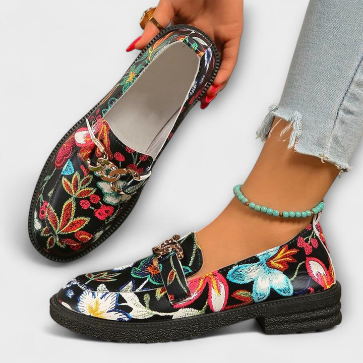 Orla – Barviti Loaferji s Cvetličnim Motivo