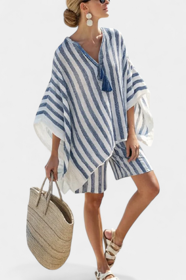 Komplet črtaste Nancy z oversized majico in elegantnimi kratkimi hlačami