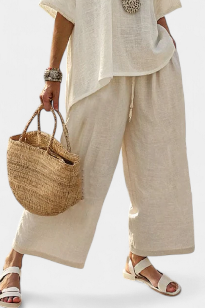 Celoten minimalistični Daisy komplet v naravnih odtenkih z oversized majico in širokimi hlačami za prefinjen in eleganten videz