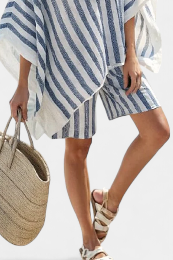 Komplet črtaste Nancy z oversized majico in elegantnimi kratkimi hlačami