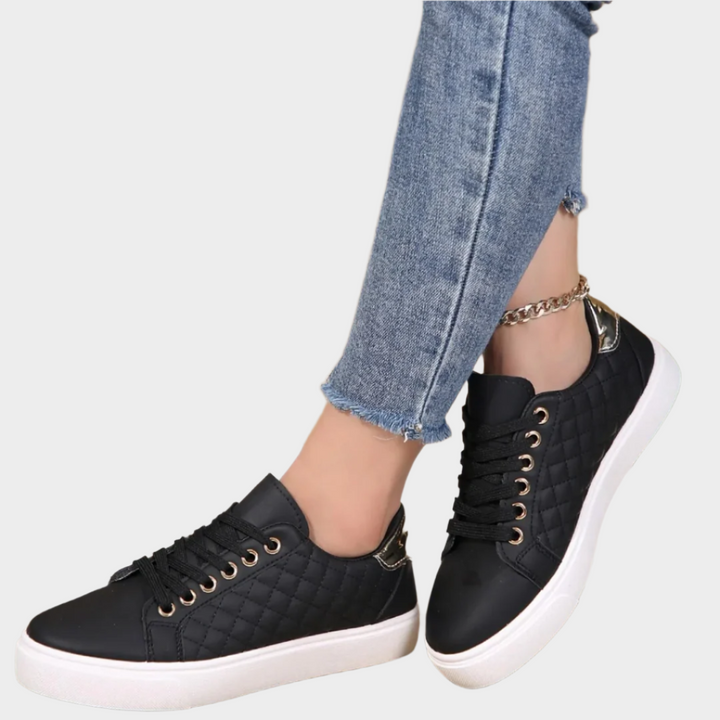 Moderne športne čevlje z detajli in quilted teksturo