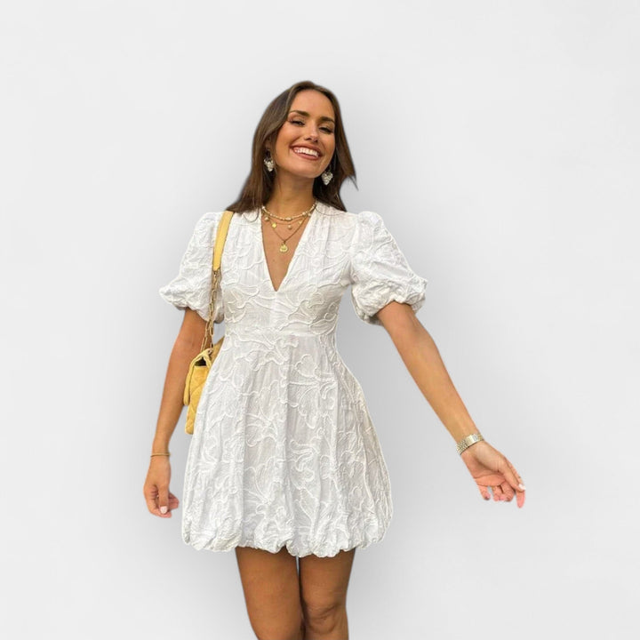 Elegantna Bela Obleka