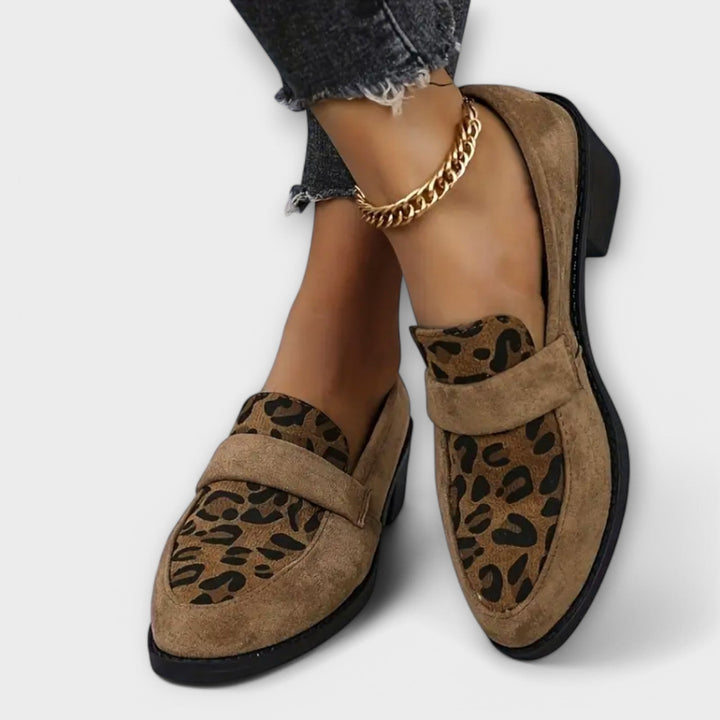 Elegantni ženski čevlji z leopardjim motivom