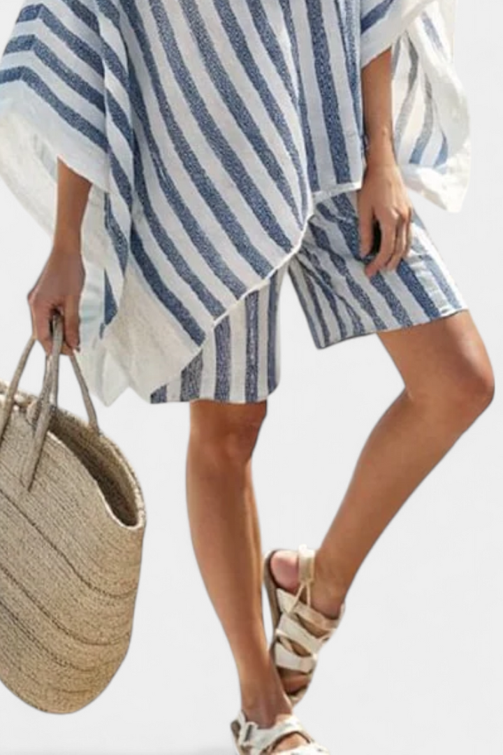 Komplet črtaste Nancy z oversized majico in elegantnimi kratkimi hlačami