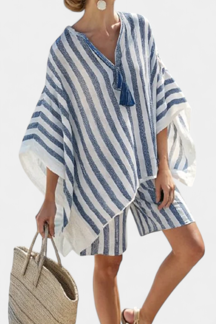 Komplet črtaste Nancy z oversized majico in elegantnimi kratkimi hlačami